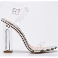 Public Desire - Sandały. Szare sandały damskie na słupku marki Public Desire, z materiału. W wyprzedaży za 129,90 zł.