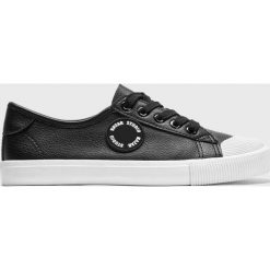Kazar Studio - Tenisówki. Czarne trampki i tenisówki damskie Kazar Studio, bez wzorów, z gumy, na sznurówki. W wyprzedaży za 139,90 zł.