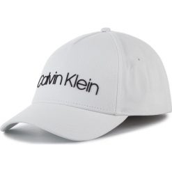 Czapka z daszkiem CALVIN KLEIN - Silver Contrast Trucker Cap K50K504665 102. Białe czapki damskie Calvin Klein, bez wzorów, z bawełny. Za 159,00 zł.