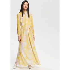 Sukienka maxi z motywem tie-dye - Wielobarwn. Szare sukienki damskie marki Reserved, bez wzorów, bez kołnierzyka, bez rękawów, maxi. Za 299,99 zł.
