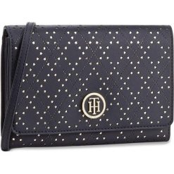 Torebka TOMMY HILFIGER - Honey Purse Crossover Perf AW0AW04325 905. Niebieskie listonoszki damskie TOMMY HILFIGER. W wyprzedaży za 299,00 zł.