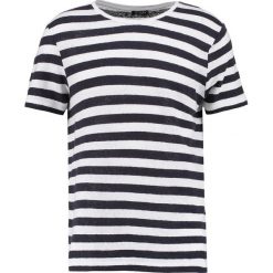 Tiger of Sweden LEGACIE Tshirt z nadrukiem white. Białe t-shirty męskie Tiger of Sweden, m, z nadrukiem, z bawełny. W wyprzedaży za 239,85 zł.