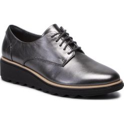 Półbuty CLARKS - Sharon Noel 261363644 Gun Metal Lea. Szare półbuty damskie Clarks, bez wzorów, ze skóry, bez obcasa, na koturnie, bez zapięcia. W wyprzedaży za 229,00 zł.