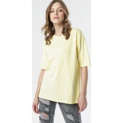Żółty T-shirt Crialacia. Żółte bluzki damskie Born2be, s, bez wzorów, bez kołnierzyka. W wyprzedaży za 54,99 zł.