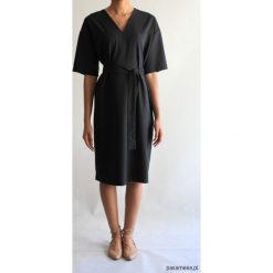 Sukienka CLASSY SUMMER SHORT BLACK. Czarne sukienki balowe Pakamera, na lato, z klasycznym kołnierzykiem, z krótkim rękawem, midi. Za 400,00 zł.