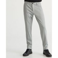 Dzianinowe spodnie CHINO SLIM FIT - Jasny szary. Szare spodnie męskie Reserved, m, bez wzorów, z dzianiny. Za 149,99 zł.