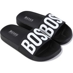 Boss - Klapki dziecięce. Czarne sandały dziewczęce Boss, z materiału, bez zapięcia. W wyprzedaży za 139,90 zł.