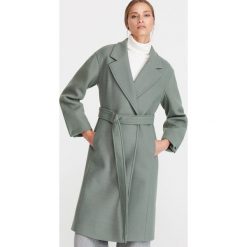 Płaszcz z paskiem - Zielony. Zielone płaszcze damskie Reserved. W wyprzedaży za 199,99 zł.