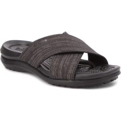 Klapki CROCS - Capri Shimmer Xband 204908 Black/Black. Czarne klapki damskie marki Crocs, bez wzorów, z tworzywa sztucznego, bez obcasa. W wyprzedaży za 159,00 zł.