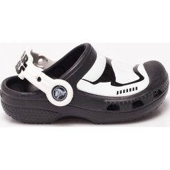 Crocs - Sandały dziecięce. Czarne sandały chłopięce marki Crocs, z materiału, z okrągłym noskiem. W wyprzedaży za 119,90 zł.