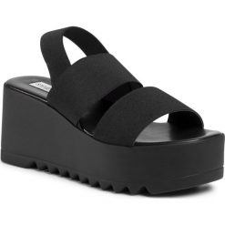 Sandały STEVE MADDEN - Ramzi SM11000987-04004-001 Black. Czarne klapki damskie Steve Madden, bez wzorów, z materiału, bez obcasa, na koturnie. W wyprzedaży za 379,00 zł.