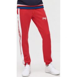 Joggery z lampasami - Czerwony. Czerwone spodnie męskie Cropp, s, bez wzorów. Za 119,99 zł.