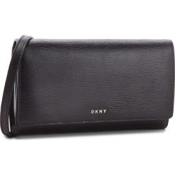 Torebka DKNY - Bryant Wallet On String R8353622 Blk/Gold BGD. Czarne listonoszki damskie DKNY, bez wzorów, ze skóry, bez dodatków. W wyprzedaży za 389,00 zł.