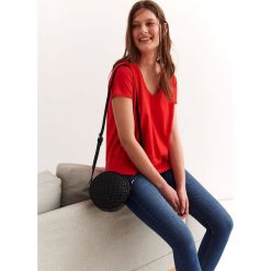 T-shirt krótki rękaw damski z aplikacją. Czerwone t-shirty damskie Top Secret, z aplikacjami, z dzianiny, z dekoltem w serek. W wyprzedaży za 14,99 zł.