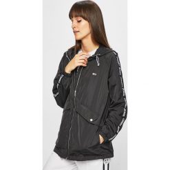 Tommy Jeans - Kurtka. Czarne kurtki damskie Tommy Jeans, s, bez wzorów, z poliesteru, krótkie. W wyprzedaży za 479,90 zł.
