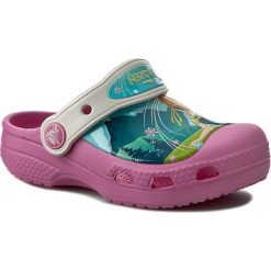 Klapki CROCS - CC Frozenfever Clog K 202706 Party Pink/Oyster. Różowe sandały dziewczęce Crocs, z tworzywa sztucznego, bez zapięcia. W wyprzedaży za 119,00 zł.
