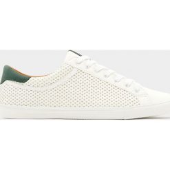 Ażurowe tenisówki z zielonym detalem. Białe buty sportowe męskie Pull&Bear, bez wzorów, sportowe, bez zapięcia. Za 59,90 zł.