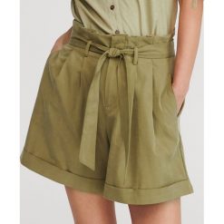 Szorty paperbag - Khaki. Brązowe szorty damskie Reserved, bez wzorów. W wyprzedaży za 39,99 zł.