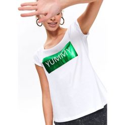 Bawełniany t-shirt yummy. Białe t-shirty damskie DRYWASH, z nadrukiem, z bawełny, bez kołnierzyka. W wyprzedaży za 19,99 zł.
