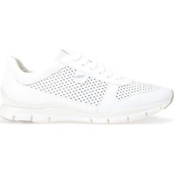 Półbuty GEOX D SUKIE. Brązowe półbuty damskie Geox, bez wzorów, z tkaniny, bez obcasa, bez zapięcia. Za 339,90 zł.