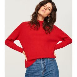 Sweter ze stójką - Czerwony. Czerwone swetry klasyczne damskie Reserved, l, ze stójką. Za 69,99 zł.