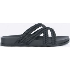 Melissa - Klapki Cosmic + Salinas. Czarne klapki damskie Melissa, bez wzorów, z materiału, bez obcasa, na obcasie. W wyprzedaży za 139,90 zł.