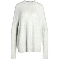 Swetry klasyczne damskie: Moss Copenhagen THUG DOLLA Sweter light grey melange