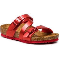 Klapki BIRKENSTOCK - Salina Kids 1010412 Soft Metallic Red. Czerwone sandały dziewczęce Birkenstock, ze skóry ekologicznej, bez zapięcia. W wyprzedaży za 169,00 zł.