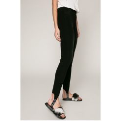 Guess Jeans - Jeansy Sceila. Czarne rurki damskie marki Guess Jeans, z aplikacjami, z elastanu. W wyprzedaży za 449,90 zł.