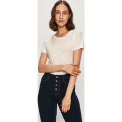 Guess Jeans - T-shirt. Białe bluzki damskie Guess Jeans, s, z aplikacjami, z bawełny, casualowe, z okrągłym kołnierzem. Za 219,90 zł.