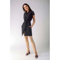 Czarna Elegancka Kamizelka o Wydłużonym Kroju. Czarne kamizelki damskie Nommo, s, bez wzorów, z poliesteru, eleganckie, bez kaptura. Za 186,90 zł.