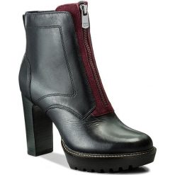 Botki TOMMY HILFIGER - Ileen 20A FW0FW01540 Midnight 403. Niebieskie botki damskie na zamek marki TOMMY HILFIGER, ze skóry, eleganckie, na platformie, na zamek. W wyprzedaży za 449,00 zł.