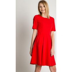 Czerwona sukienka z krótkim rękawem i rozkloszowanym dołem BIALCON. Czerwone sukienki damskie BIALCON, na co dzień, bez wzorów, eleganckie, bez kołnierzyka, z krótkim rękawem, krótkie, mini, rozkloszowane. Za 349,00 zł.