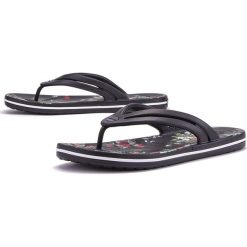 CROCS OBUWIE CROCBAND BOTANICAL PRINT > 206101-OFF. Klapki damskie Crocs, w paski, bez obcasa. W wyprzedaży za 109,99 zł.