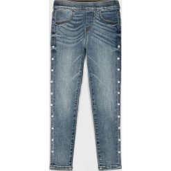 Guess Jeans - Jeansy dziecięce 118-175 cm. Niebieskie jeansy dziewczęce Guess Jeans, z aplikacjami, z elastanu. W wyprzedaży za 139,90 zł.