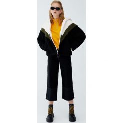 Bluza ze sztucznego futerka w sportowym stylu. Czarne bluzy damskie Pull&Bear, bez wzorów. Za 159,00 zł.