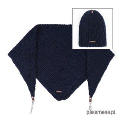 Czapka z pomponem i chusta w kolorze granatowym. Czarne chusty damskie Pakamera, z wełny. Za 179,00 zł.