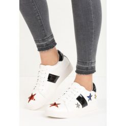 Biało-Czarne Buty Sportowe Teran. Białe buty sportowe damskie marki Born2be, z lakierowanej skóry. Za 49,99 zł.