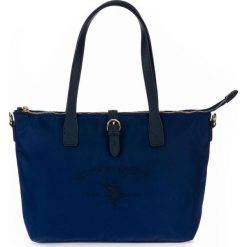 U.S. POLO ASSN. torebka Patterson M. Shopping Bag, ciemnoniebieska. Niebieskie torebki klasyczne damskie U.S. Polo Assn., bez wzorów, z nylonu, eleganckie, na ramię, bez dodatków. W wyprzedaży za 239,00 zł.
