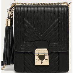 Marciano Guess - Torebka skórzana. Czarne listonoszki damskie MARCIANO GUESS, w paski, ze skóry, na ramię, małe, pikowane, bez dodatków. Za 839,90 zł.
