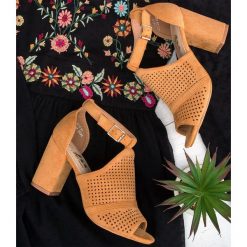 Sandałki damskie Laura Mode TS-2 Brązowe. Pomarańczowe sandały damskie LAURA MODE, bez wzorów, z tworzywa sztucznego, eleganckie, na wysokim obcasie, na obcasie, bez zapięcia. Za 119,00 zł.