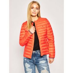 Kurtka puchowa TOMMY HILFIGER Bella WW0WW28405. Pomarańczowe kurtki damskie TOMMY HILFIGER, xs, bez wzorów, z puchu, bez kaptura. W wyprzedaży za 659,00 zł.
