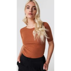 Trendyol T-shirt Basic Camisole Knitted - Brown. Brązowe t-shirty damskie marki Trendyol, bez wzorów, z materiału, klasyczne, z okrągłym kołnierzem. Za 80,95 zł.
