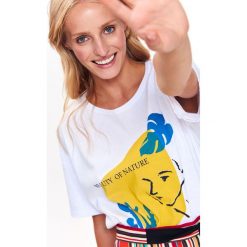 T-SHIRT KRÓTKI RĘKAW DAMSKI, Z NADRUKIEM. Białe t-shirty damskie marki Top Secret, z nadrukiem. W wyprzedaży za 19,99 zł.