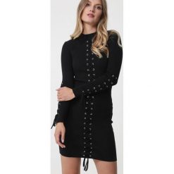 Czarna Sukienka Lidcombe. Czarne sukienki damskie Born2be, s, w prążki, z dzianiny, długie, mini. Za 149,99 zł.
