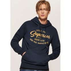 Bluza z nadrukiem Granatowy. Niebieskie bluzy męskie rozpinane marki House, l, z nadrukiem. Za 119,99 zł.