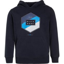 Billabong ACCESS HOOD Bluza z kapturem navy. Niebieskie bluzy męskie Billabong, z bawełny, z kapturem. W wyprzedaży za 167,20 zł.