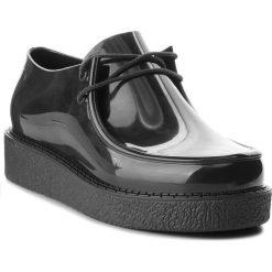 Półbuty MELISSA - Billy Creepers Ad 32318 Black 01003. Czarne półbuty damskie Melissa, na co dzień, bez wzorów, z tworzywa sztucznego, bez obcasa, na płaskiej podeszwie, bez zapięcia. W wyprzedaży za 299,00 zł.