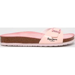 Pepe Jeans - Klapki. Różowe klapki damskie Pepe Jeans, bez wzorów, z jeansu, bez obcasa, na obcasie. W wyprzedaży za 139,90 zł.