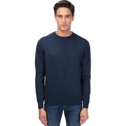 Sweter w kolorze niebieskim. Niebieskie swetry męskie GALVANNI, m, bez wzorów, z wełny, z okrągłym kołnierzem, bez kaptura. W wyprzedaży za 249,95 zł.